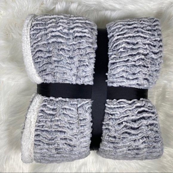 ✨SALE✨Cookies & Cream Micromink Sherpa Throw - Picture 2 of 3